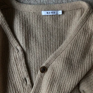 Stickad tröja från NAKD  - Beige knit från nakd, litet hål vid bröstet