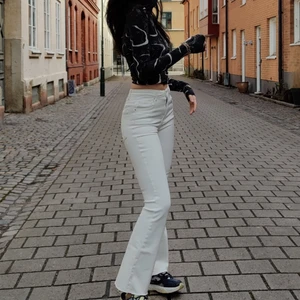 Vita bootcut jeans från Gina Tricot S / 36 - Har bara använt dem en gång (på bilden), och de är tvättade. Superfina och bekväma, jag är 176cm lång så de sitter längre om du är kortare än mig ❤️ Nypris 499kr
