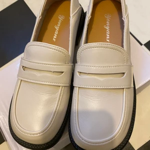 Skor - Vår/höst så fina nya skor . Mjuka o bekväma. Storleken är lite mindre än normal , så passar 37-38 