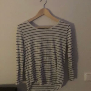 Randig tröja läs beskrivningen! - Den har några olje fläckar men de syns ej på bilden men kan skicka fler bilder