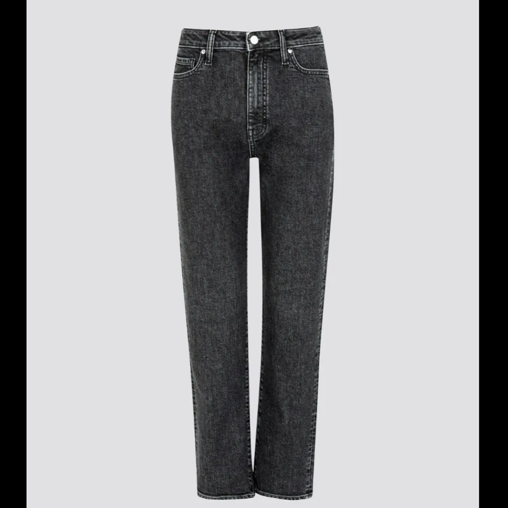 Snygga jeans i storlek S, som jag har sprättat upp där nere och gjort slits💕💕. Jeans & Byxor.
