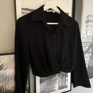 En croppad svart blus från Zara, använd fåtal gånger. Skriv om ni vill ha fler bilder. Köparen står för spårbar frakt på 66kr. 💓💞💗