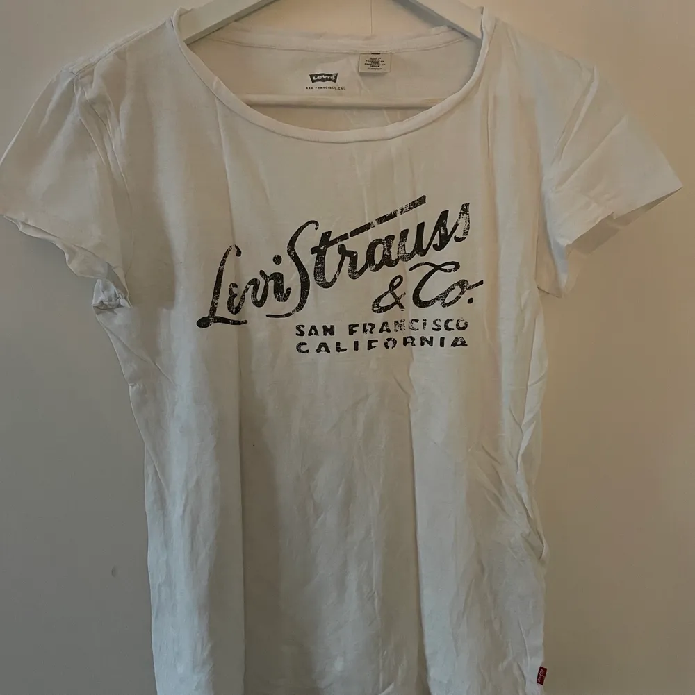 T-shirt från Levis, storlek xs.. T-shirts.