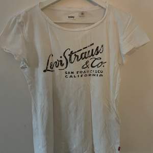 T-shirt från Levis, storlek xs.