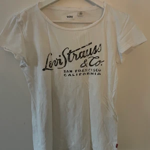 Levis T-shirt  - T-shirt från Levis, storlek xs.