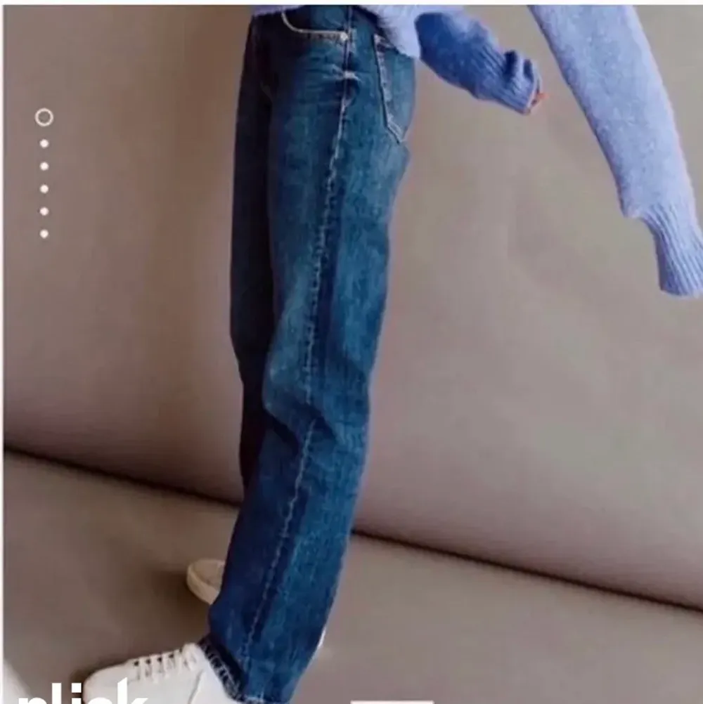 Säljer dessa jeans, har i både storlek 34 och 36 men ingen av de passade så väljer att sälja vidare ❤️. Jeans & Byxor.