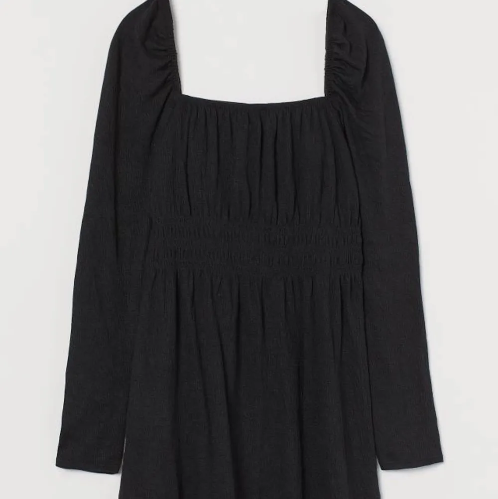 Helt oanvänd svart klänning med lapp kvar. Säljer denna på grund av att den inte passar mig 💞 köparen står för frakt eller så kan jag mötas upp i göteborgsområdet🥰. Klänningar.