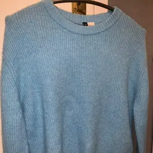 Ljusblå stickad tröja från H&M. Köpt för ca 5 år sen💖