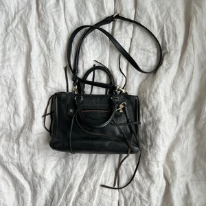 axelremsväska rebecca minkoff - vill bli av med en hel del, se profilen! väl använd axelremsväska men utan större slitage