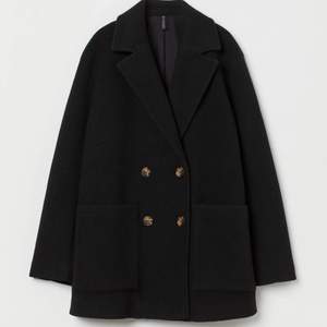 Säljer min svarta kappa från H&M då den inte kommer till användning. Köptes i slutet på november för 600kr och använt den ungefär 3 gånger.💓