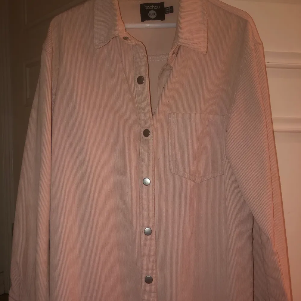 Lite oversized manchesterskjorta i ljusrosa likt bild 1. Den är från bohoo, storlek 38, och jag säljer den för 80kr, du står för frakten🥰💕  . Skjortor.