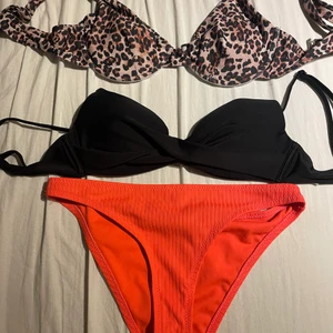 Bikini  - Säljer dom här tre bikini delarna som ett paket, underdelen är i M, leopard överdelen är i S och den svarta i 70A. Typ aldrig använda. Köparen står för frakten. 40kr/st