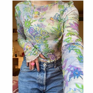 Långärmad tröja flerfärgad Weekday - Långärmad tröja från weekday med coolt mönster. Väldigt bra skick då den knappt kommit till användning. Köp direkt för 350kr. 