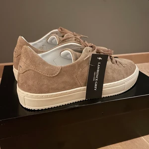 Sneakers - Säljer dessa super snygga skorna pga att jag beställde två olika storlekar! Skorna är därmed helt nya, aldrig använda. De är i storlek 39! ||| original pris är 1880kr. Köp direkt för 1200 eller buda från 800kr! (Pris kan diskuteras) Köparen står för frakt eller om du vill mötas upp. Om man budar är man bunden till budet man gett!! :))