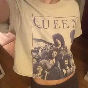 super snygg T-shirt med Queen på! Ser såna här överallt på Pinterest💕 storleken är xs-m 