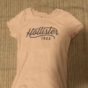 hollister t-shirt  - En ljusrosa hollister t-shirt i fint skick. strl S
