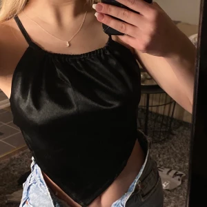 Svart topp med bar rygg  - Denna svarta toppen kommer från Shein och är i mycket bra skick då den inte jag kommit till användning någon gång. Jättefin fest topp och väldigt skönt material. Toppen är i storlek S men skulle passa Xs också. 
