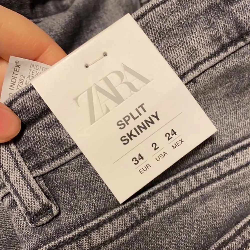 Säljer dessa fina zara slits jeans, då dom var lite för långa på mig❤️‍🔥 helt oanvända alla prislappar sitter kvar!🥰. Jeans & Byxor.