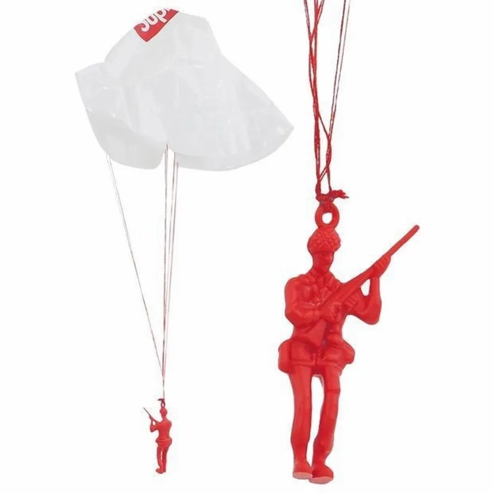 2st oöppnade Supreme mini army paratrooper figure.  Swish: 1 för 200. Båda för 350. Endast frakt. Fraktar det som du vill.Du betalar frakten.. Övrigt.