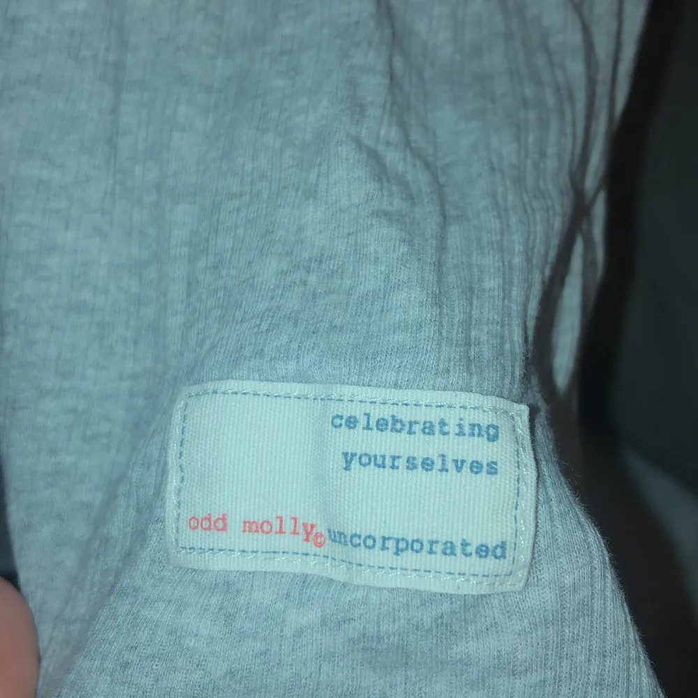 Jättefin grå Odd Molly tröja som jag fick i present för 1-2 år sen, men kommer tyvärr inte till användning. Inga defekter på den, som ny. Möts upp i centrala Uppsala eller så står köparen för frakten! Skriv privat för fler frågor❤️‍🔥. Blusar.