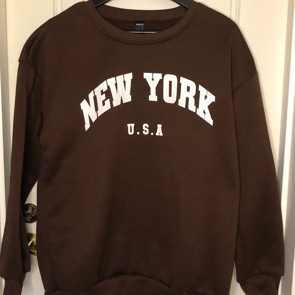 En brun sweatshirt från shein i storlek s. Använd 1 gång. Köpt för 110kr, säljer för 80kr + frakt. Köparen står för frakten.. Hoodies.