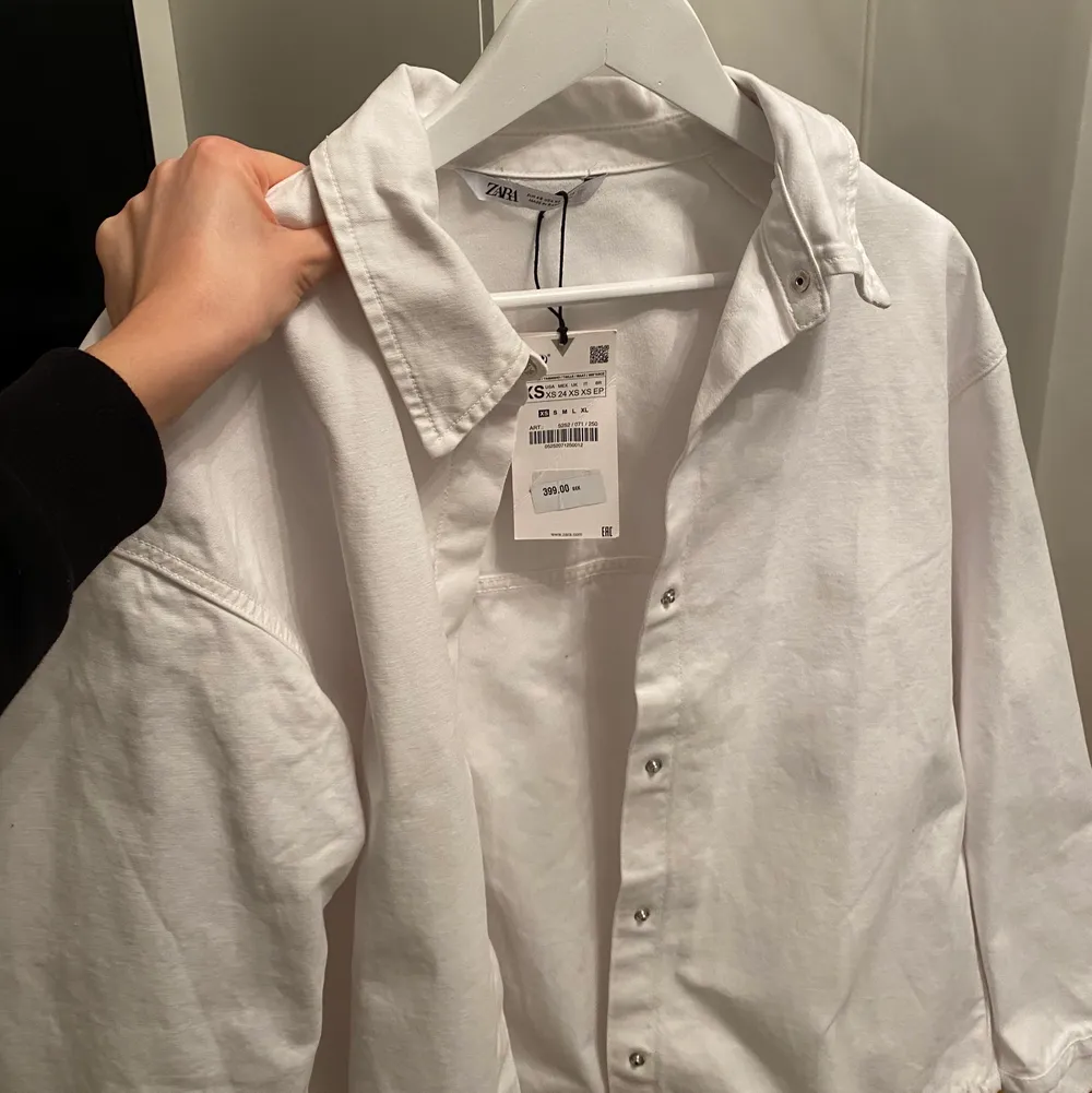 Så snygg oversized skjorta/jacka från Zara! Helt oanvänd, endast provad! Storlek xs men väldigt stor i storleken . Jackor.