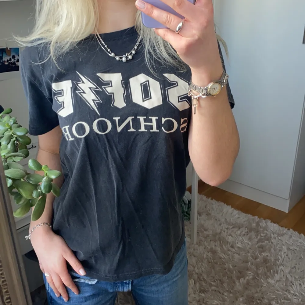 Så cool t shirt från Sofie Schnoor, endast använd ett fåtal gånger så mycket bra skick! . T-shirts.