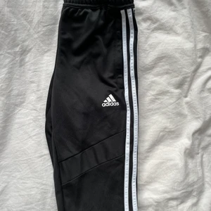 Adidas byxor  - Snygga Adidasbyxor som tyvärr har blivit för små för mig, finns knyte i midjan och det finns en dragkedja längs ner på byxorna🤍köpta för 350 kr 