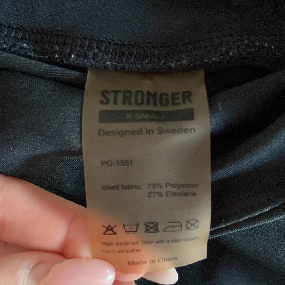 Jag säljer dessa svarta träningstajts ifrån Stronger. Använda bara ett fåtal gånger och i väldigt bra skick! . Jeans & Byxor.
