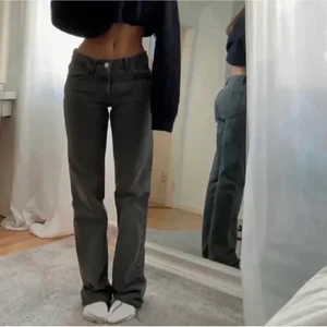 Zara byxor - INTRESSEKOLL på dessa super populära midrised zara byxor i ljusgrå färg som inte finns  att köpa längre. Mina favorit jeans så säljer bara vid bra bud. Storlek 36 men passar en liten 38 och en större 34. Lånade bilder, skriv privat för fler bilder. Köp direkt för 1100