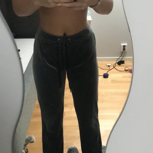 Byxor  - Säljer ett par fina gina byxor i storlek S. Har inte använt dem på ett tag och väljer att sälja, kom privat för fler bilder