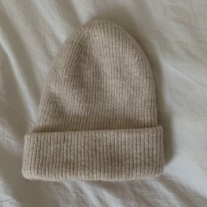 Zara mössa  - Säljer en mössa från Zara i storlek M. Säljer för 100kr 🫶🏽
