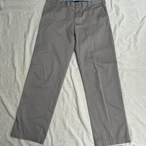 Kostymbyxor - Ljusgråa kostymbyxor i loose fit passform :)                               Skick: använda 8/10