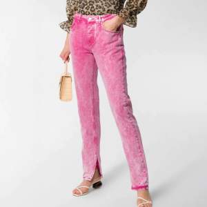 Säljer mina fina rosa jeans med rak modell från Ganni. Lågmidjade. Storlek 27 i midjan, längd 32. Supersnygg passform och väldigt bekväma! 💘  Meddela för fler bilder.