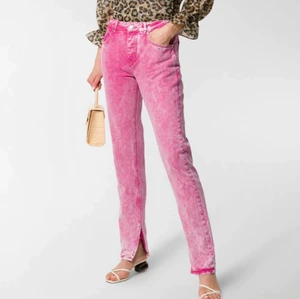 GANNI Low-Rise Jeans - Säljer mina fina rosa jeans med rak modell från Ganni. Lågmidjade. Storlek 27 i midjan, längd 32. Supersnygg passform och väldigt bekväma! 💘  Meddela för fler bilder.