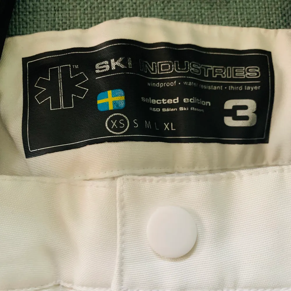 Vita skidbyxor i storlek XS med svarta hängslen som nu blivit för små för mig, Använda endast ett fåtal ggr, i fint skick. . Jeans & Byxor.
