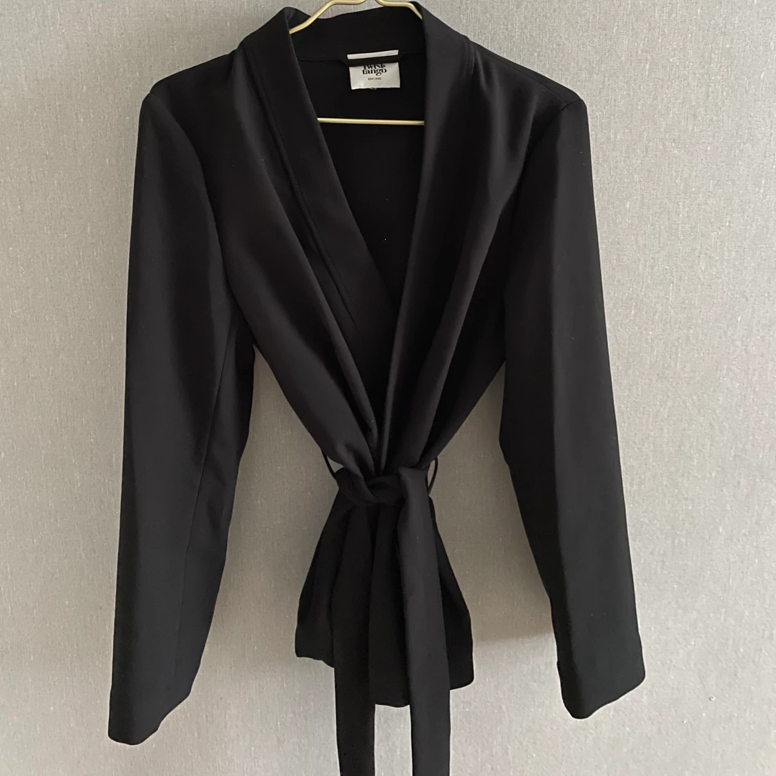 Svart blazer med knyt