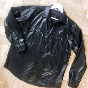 SNAKE OVERSHIRT  - Overshirt i lös passform och knappar fram. Snake PU 