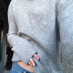 Tröja  - En jättefin stickad tröja i ull som går att stajla till allt🤩 storlek M men funkar perfekt för mig som vanligtvis är en S-XS💕