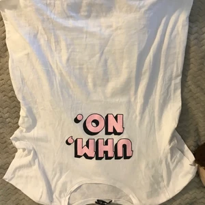 T-shirt - En fin T-shirt i fint skick! Rosa text på bröstet! Super skönt och luftigt! Är i storlek M men passar inprincip alla storlekar neråt beroende på om man vill ha den oversized eller inte! För fler bilder eller frågor är det bara att kontakta mig!😇