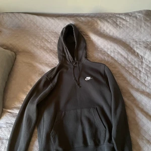 Oanvänd Nike hoodie - storlek m - Säljer min Nike hoodie i storlek m. Inköpt i höstas, aldrig använd. Säljer pga ingen användning. Nypris 600 kr.