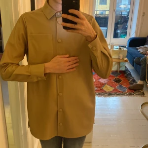 Læder skjorte / jakke - Læder skjorte, kan også bruges som jakke med lommer i siden