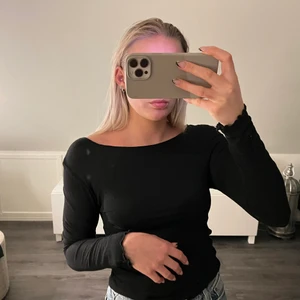 Svart basic tröja  - Snygg detalj på ärmarna. Köpare står för eventuell frakt 🤩🤪