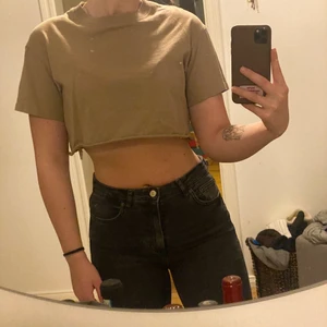 Croppad tröja - En beige croppad tröja i storlek S. Köparen står för frakten.