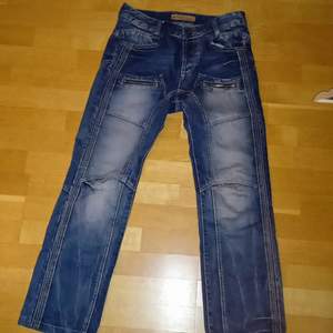 Favorit jeans fortfarande i storlek 32 säljer p.g.a av att jag växt ur dom. Dragkedjorna på låren är ej fickor utan bara där för att det ska se snyggt ut.