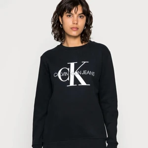Calvin Klein svart Sweatshirt - Aldrig använd pågrund av för liten storlek, köptes för 999kr. Varm och fin orginal. Säljer båda storlek S och M. ( pris kan diskuteras )