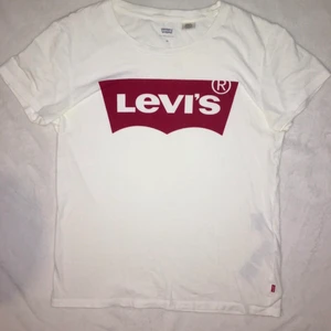 Levis t-shirt dam - Vit Levi’s t-shirt köpt från carlings. Den är använd några gånger och är i mycket fint skick. T-shirten är i strl XS (dam) men passar även en strl S. Säljer den då jag inte använder den längre. Fraktalternativ: 66kr spårbart eller frimärken. Meddela mig vid fler frågor!😊