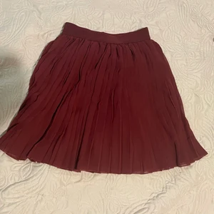 Volangkjol  - Jätte söt Volangkjol från nakd i en vinröd färg, bara använd en gång!!