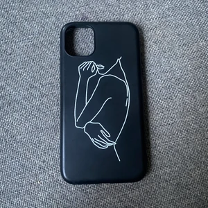 Mobilskal iPhone 11 - Väldigt fint svart mobilskal som passar iPhone 11. Köpt på Plick men säljer då jag har bytt telefon.