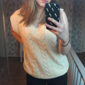 Stickad väst i storleken ONE-SIZE - Säljer denna fina stickade vita väst som endast är använd en gång. Den är i storleken one-size men sitter inte tjat på mig som är en S/M ❤️‍🔥 100+frakt 